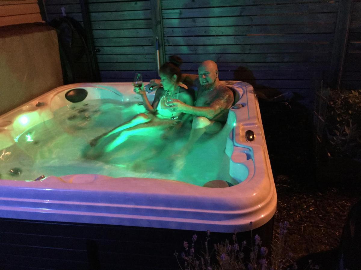 Love-Nest With Private Hot Tub Торонто Екстер'єр фото
